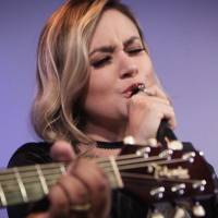 Cantarolando: Ana Gabriela canta 'Não dá mais pra voltar'