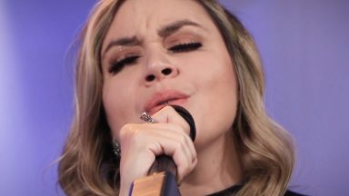 Cantarolando: Ana Gabriela canta seu single 'Tua Presença Cura'