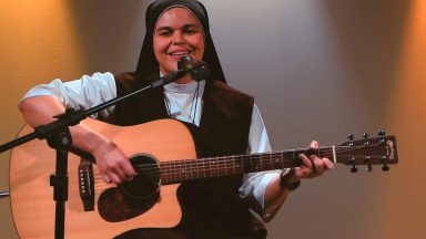 Irmã Ana Paula canta 