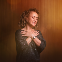 single “ Santo Anjo ”, da cantora Ana Lúcia