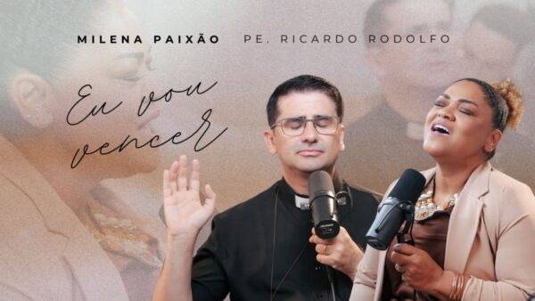   Capa digital com fundo em tons de bege e marrom. No centro, o Padre Ricardo Rodolfo, um homem branco de óculos e camisa clerical preta, está de olhos fechados e com uma das mãos levantadas em sinal de oração diante de um microfone. À direita, a cantora Milena Paixão, uma mulher negra com o cabelo preso em um coque, canta expressivamente de olhos fechados com um microfone na mão, vestindo um blazer claro e colar trabalhado. No lado esquerdo, em marca-d'água suave ao fundo, aparece o perfil de Milena. No topo, constam os nomes "Milena Paixão" e "Pe. Ricardo Rodolfo", e logo abaixo, em letras cursivas e elegantes, o título "Eu vou vencer".  