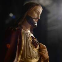 Conheça a história do Sagrado Coração de Jesus e descubra formas práticas de viver essa devoção que nos une cada vez mais ao amor de Cristo.