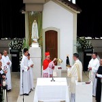 Imagem da Mãe Aparecida é entronizada no Santuário de Fátima