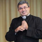 O mundo nos sugere o ganhar. Deus nos chama a deixar