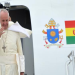 Papa Francisco é recebido por Evo Morales na Bolívia