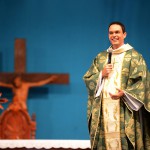 Reze com padre Adriano em intenção à restauração das famílias