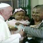 Papa Francisco encerra viagem com discurso para as famílias