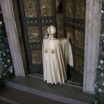 Papa Francisco abre Porta Santa e dá início ao Ano da Misericórdia