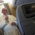 No voo: Papa fala de vatileaks, fundamentalismo e COP21