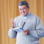 Padre Roger Luís tem um convite especial para você