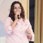 Eliana Ribeiro dá testemunho de conversão durante pregação