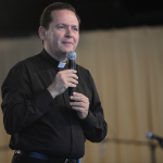 AO VIVO: Padre Rafael Solano prega no Acampamento Revolução Jesus