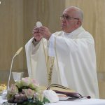 Papa pede que padres vivam pobreza cristã