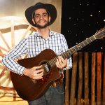 Elias Júnior, em companhia de outros músicos, canta “Poeira”