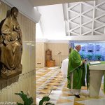 Oração é “pilha” que dá vida à luz cristã, diz Papa