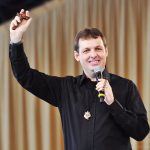 Ironi Spuldaro lança álbum com orações e canções