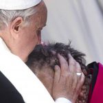 Papa: não tenham medo de tocar o pobre e excluído