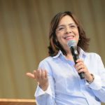 Luzia Santiago conduz o programa O amor vencerá