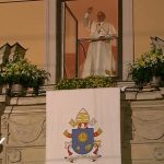 Papa saúda jovens da janela papal em Cracóvia