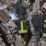 Em Amatrice, voluntários se unem na busca de sobreviventes do terremoto