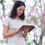 Faça o estudo bíblico de I João 1-2, 12
