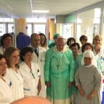 Papa Francisco faz visita surpresa a hospitais em Roma