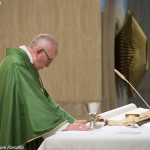 Papa: evangelizar não é se exibir, é dar testemunho de vida