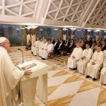 Papa: no mundo “órfão”, Maria é mãe que acompanha e defende