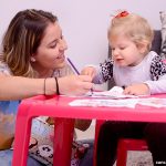 Jovem aprimora o inglês cuidando de crianças