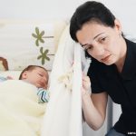 Por que algumas mulheres sofrem de depressão pós-parto?