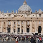 Como acontece a canonização de um santo?