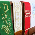 Por que usamos diferentes cores na liturgia?