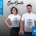 Aos devotos de São Bento, camisas inspiradas na oração da medalha do santo
