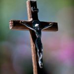 A cruz representa Cristo e o amor que Ele tem por nós