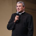 Ser discípulo de um Deus crucificado