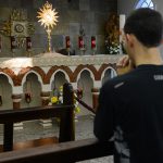 O louvor e a adoração são o remédio para o coração