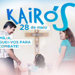 Joelhos no chão, famílias em pé