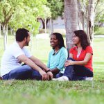 Homens e mulheres em sadia convivência