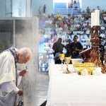 Por que as pessoas se inclinam quando passam diante de uma capela ou altar?