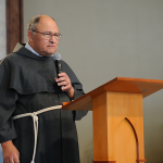Frei Elias Vella é presença confirmada