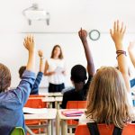 Qual é a finalidade de inserir a ideologia de gênero nas escolas?
