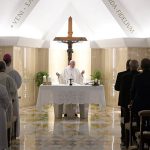 Em homilia, Papa diz que cristãos devem rezar pelos governantes