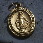 Conheça a história da medalha milagrosa de Nossa Senhora