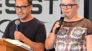 AO VIVO: Carla Astuti e Cleto Coelho pregam no Acampamento para Famílias