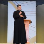 O primeiro ato de todo aquele que se propõe a viver a fé cristã, é adorar e amar a Deus.