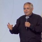 Padre Fernando Soares prega na Quinta-feira de Adoração
