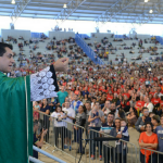 Sacerdote reza pedindo a graça da fertilidade para casais
