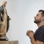 O colo da Virgem Maria é o aconchego que todo filho precisa
