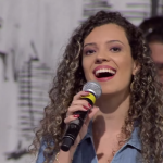 Cláudia Guedes canta 