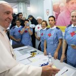 Papa visita posto de saúde solidário na Praça São Pedro